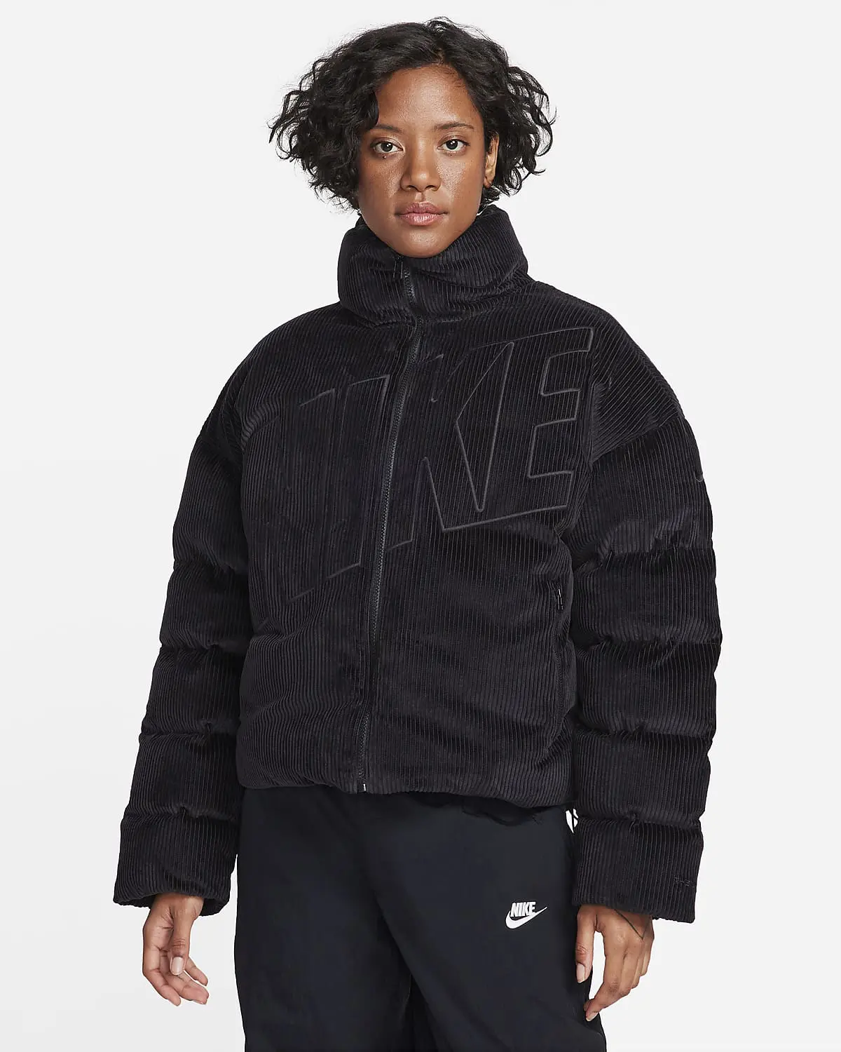 Nike Sportswear Essential. 1