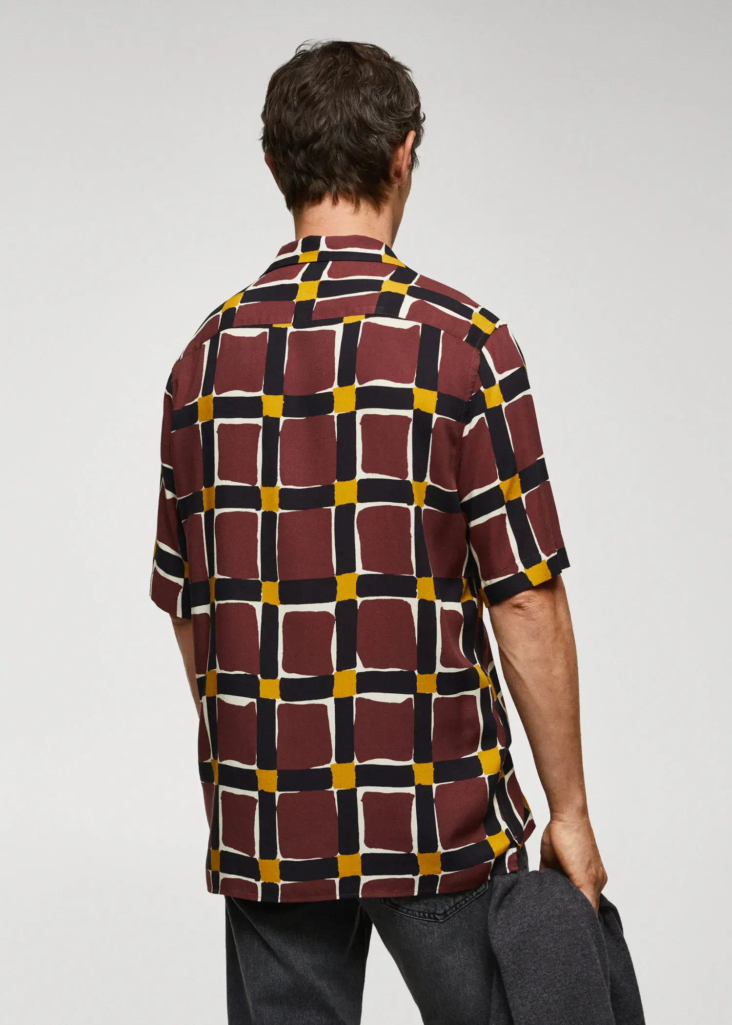 Mango Fließendes Hemd mit geometrischem Muster. 3
