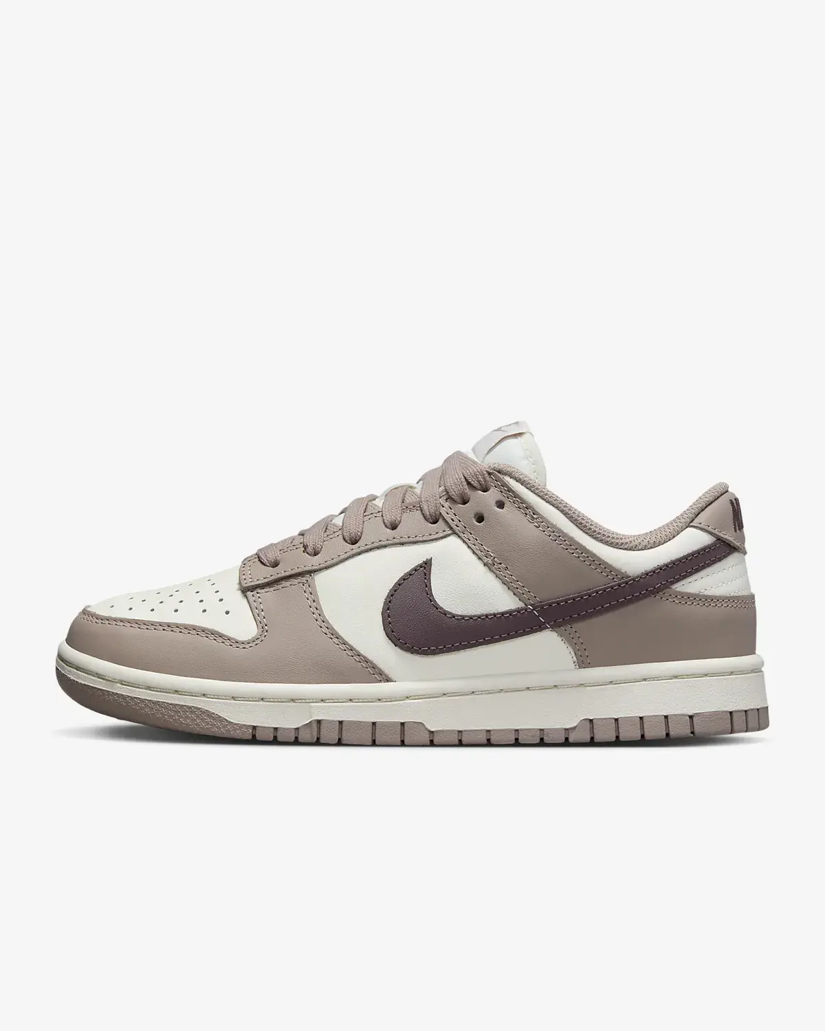 Nike Dunk Low. 1