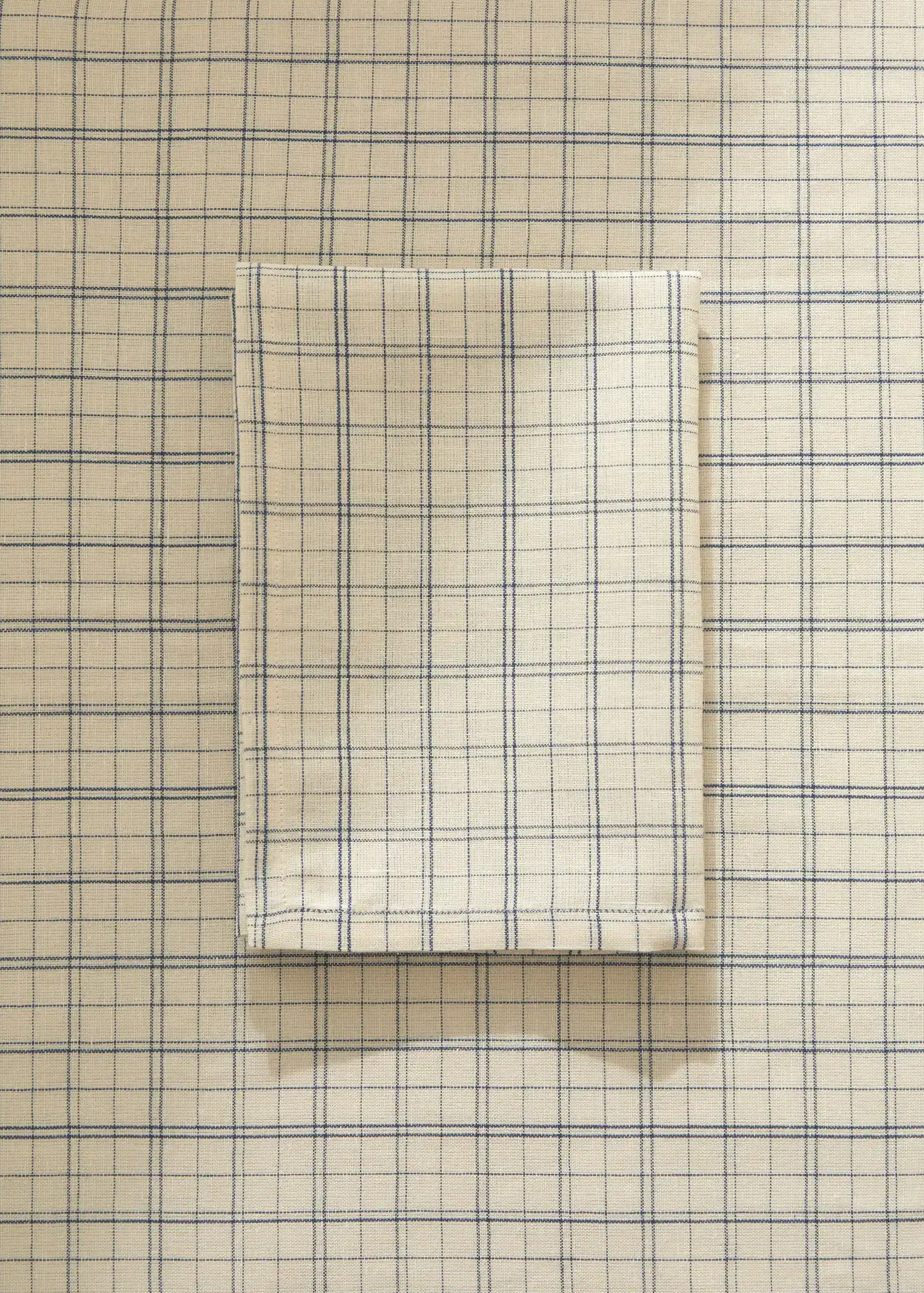 Mango Cotton and linen napkin with checkered print. 2