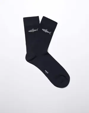Köpekbalığı işlemeli pamuklu çorap