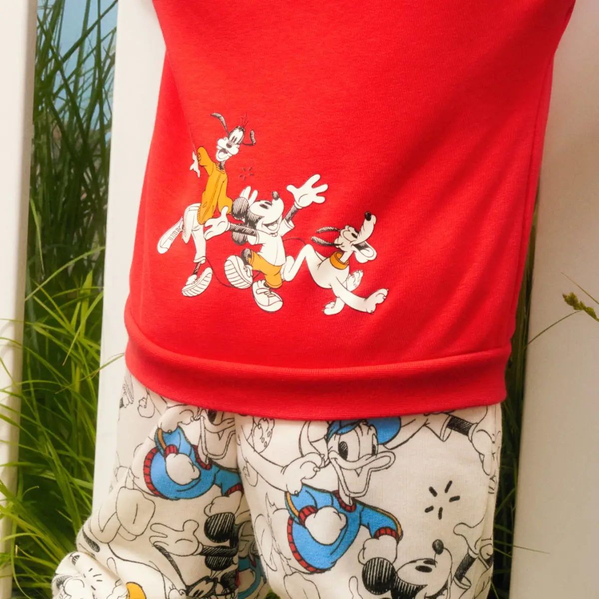 Adidas Conjunto sudadera cuello redondo y pantalón adidas x Disney Mickey Mouse. 3