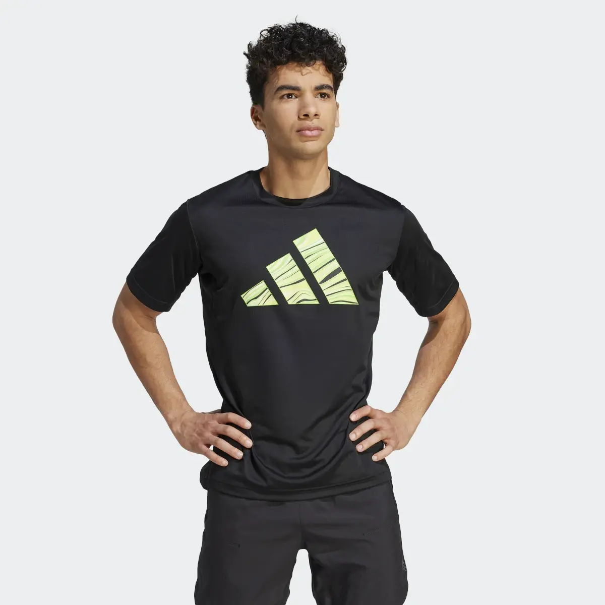 Adidas HIIT Graphic Slogan Training Tişörtü. 2