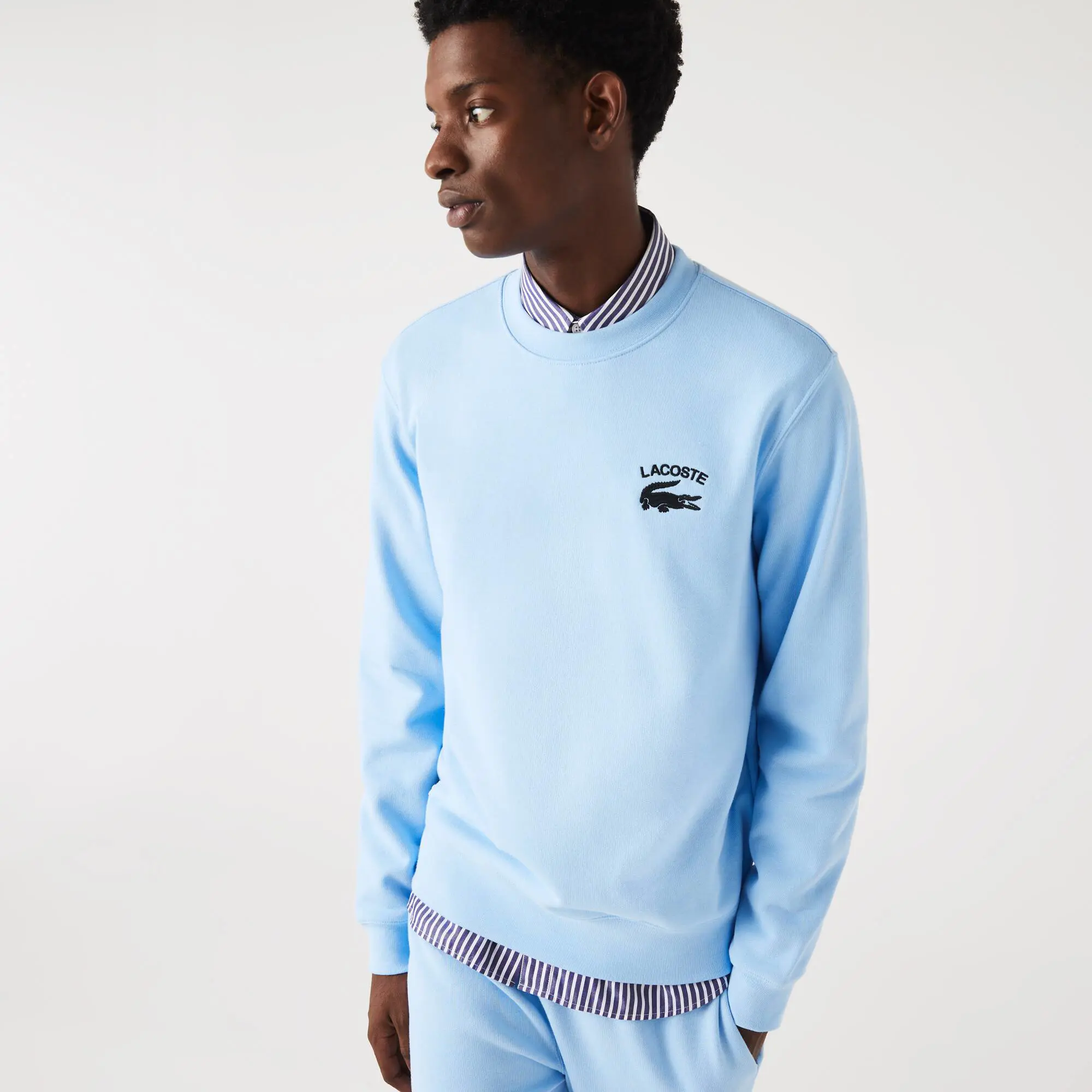 Lacoste Sweatshirt homme col rond avec inscription dans le dos Lacoste. 1 Lacoste Sweatshirt homme col rond avec inscription dans le dos Lacoste. 1