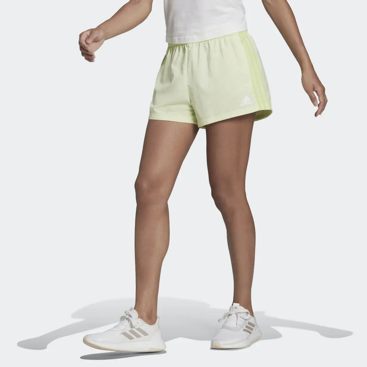 Adidas Short en toile Essentials 3-Stripes (Coupe ample). 1