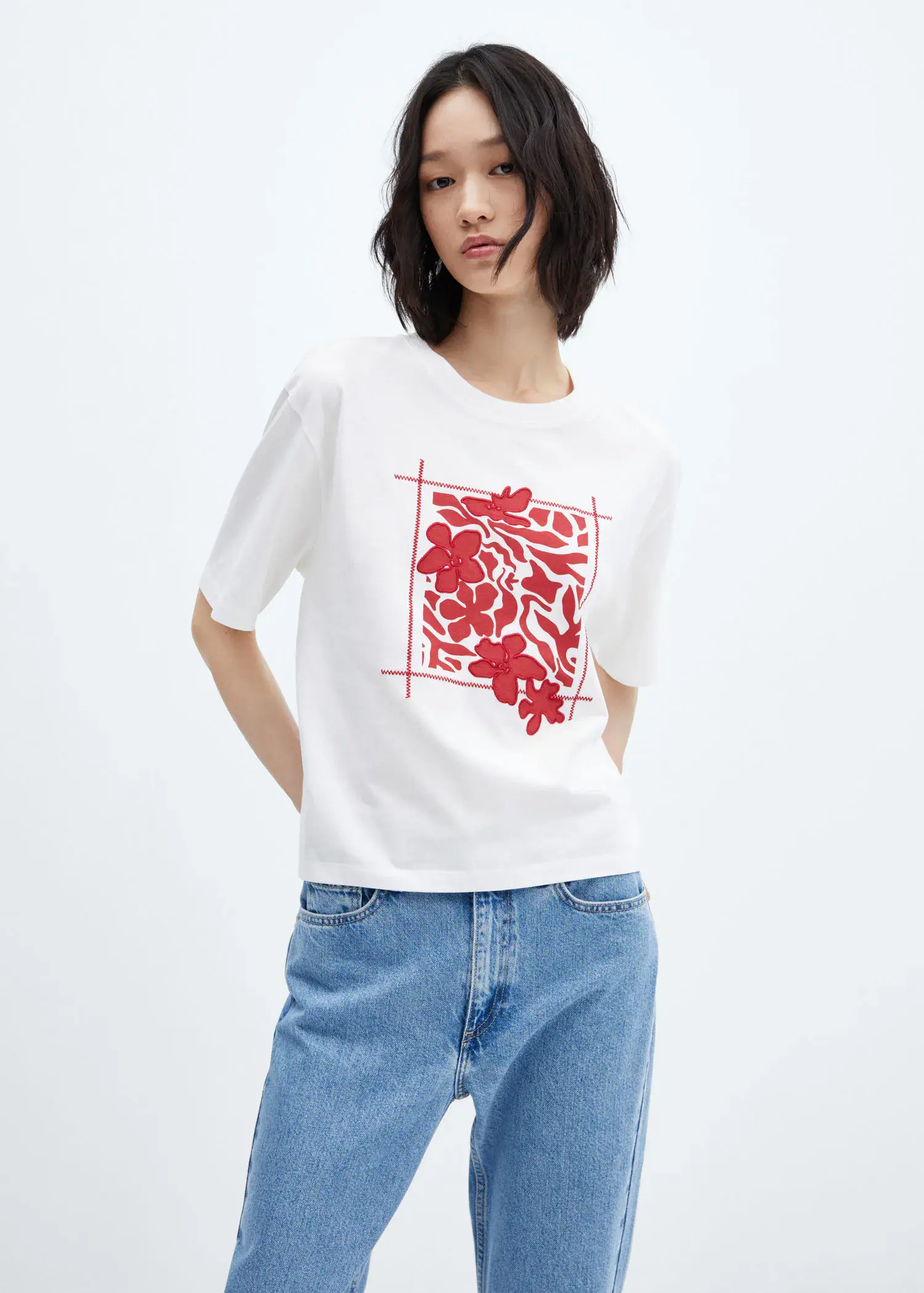 Mango Gemustertes T-Shirt mit bestickten Details. 1