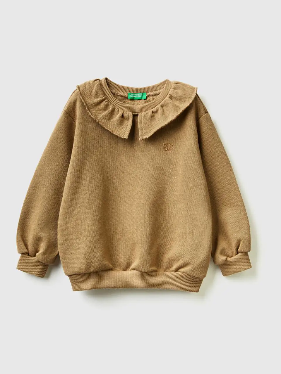 Benetton sweatshirt with collar and "be" embroidery. 1