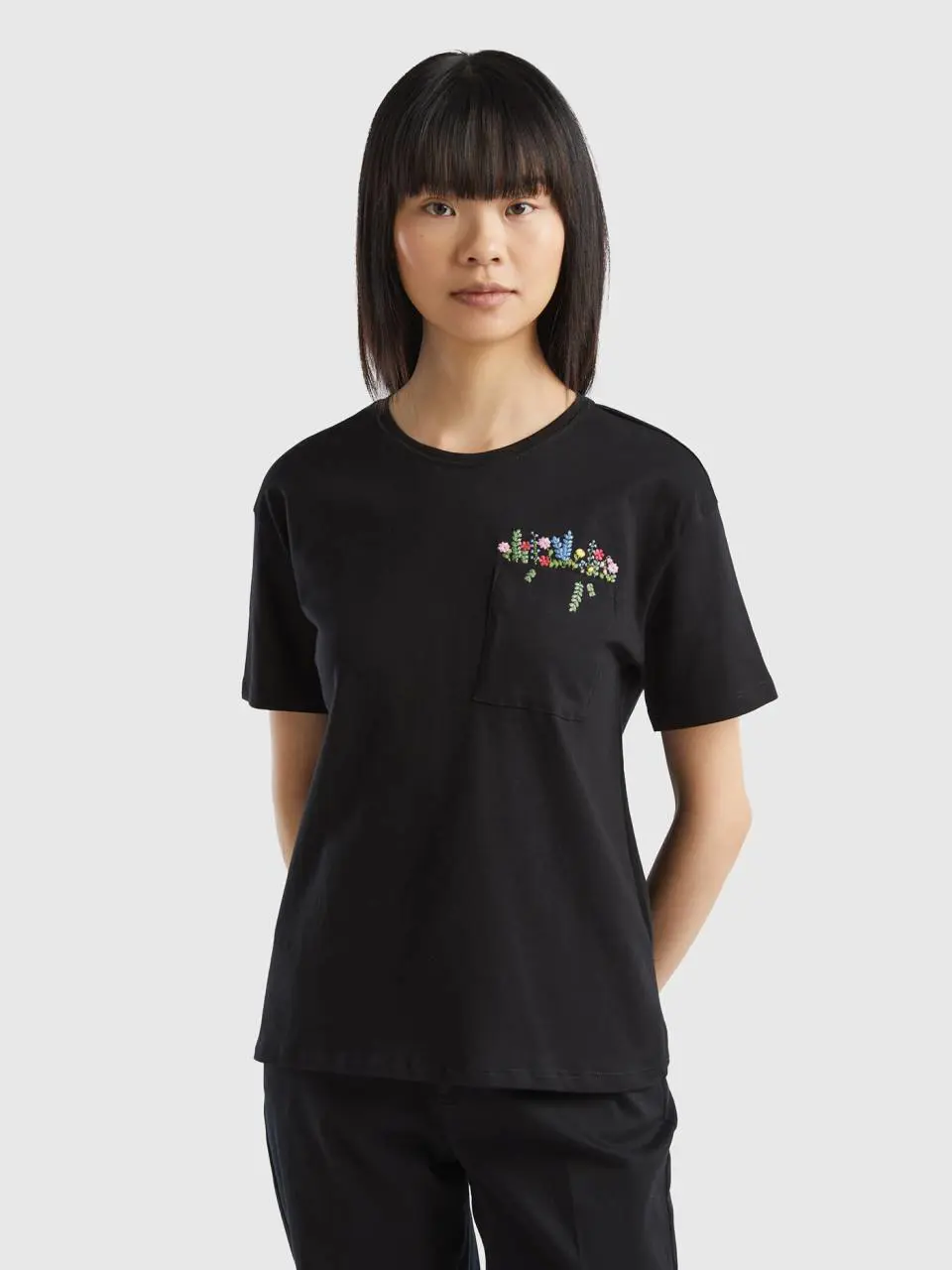 Benetton t-shirt with pocket and embroidery. 1
