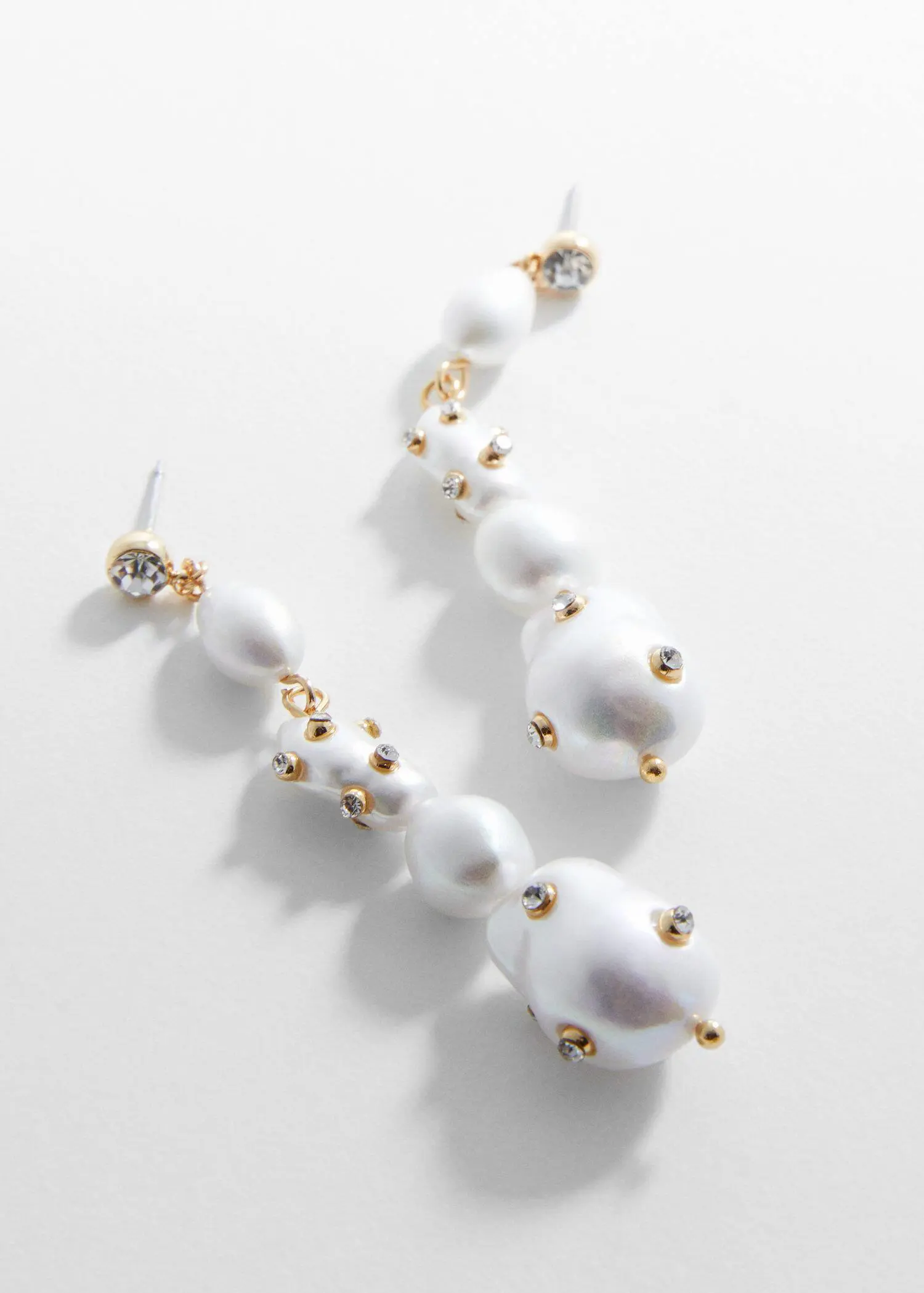 Mango Pearl earrings with rhinestone detail. 2