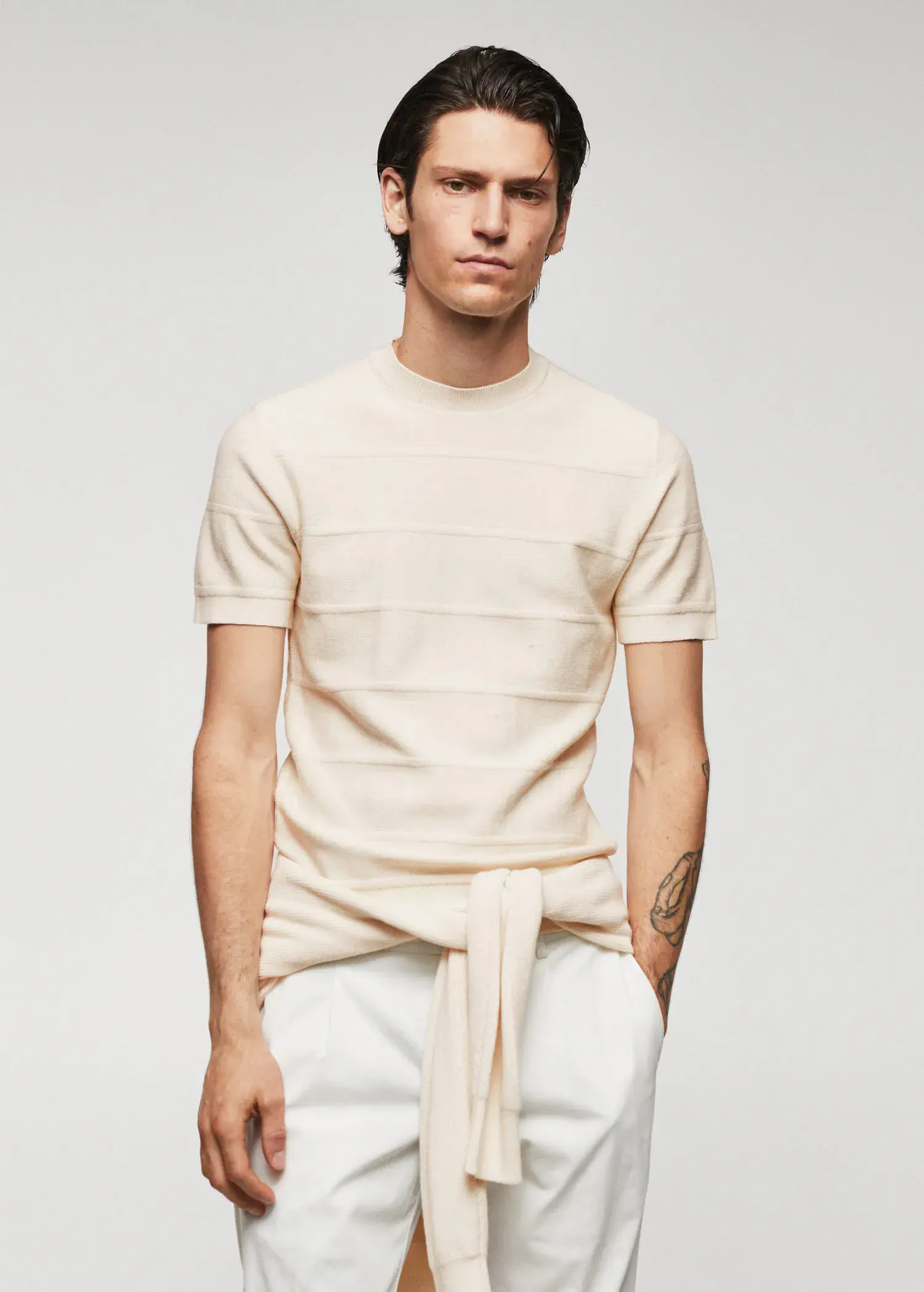 Mango Strukturiertes Strick-T-Shirt aus Baumwolle mit Streifen. 1