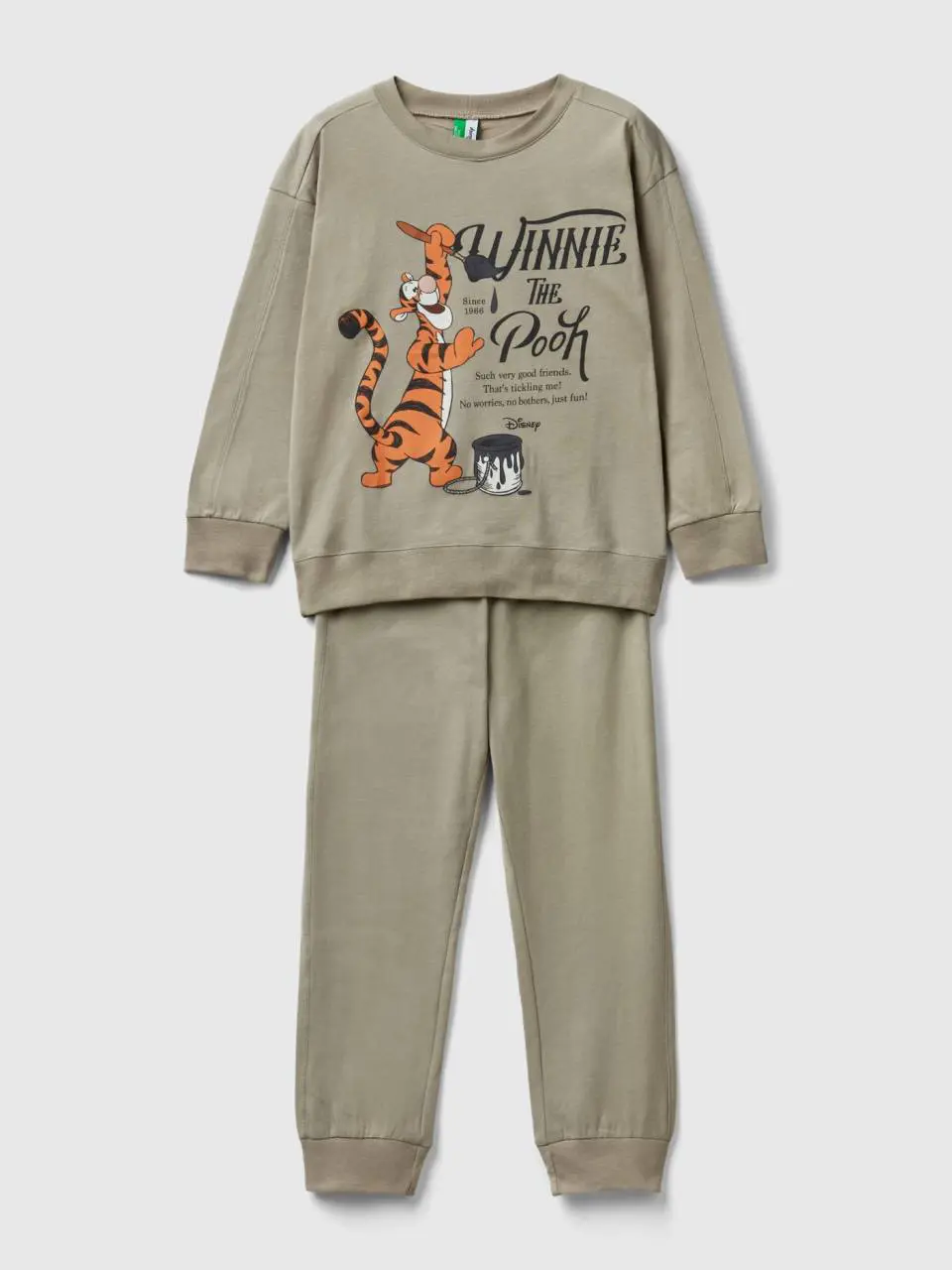 Benetton ©disney pyjamas with tigger print. 1