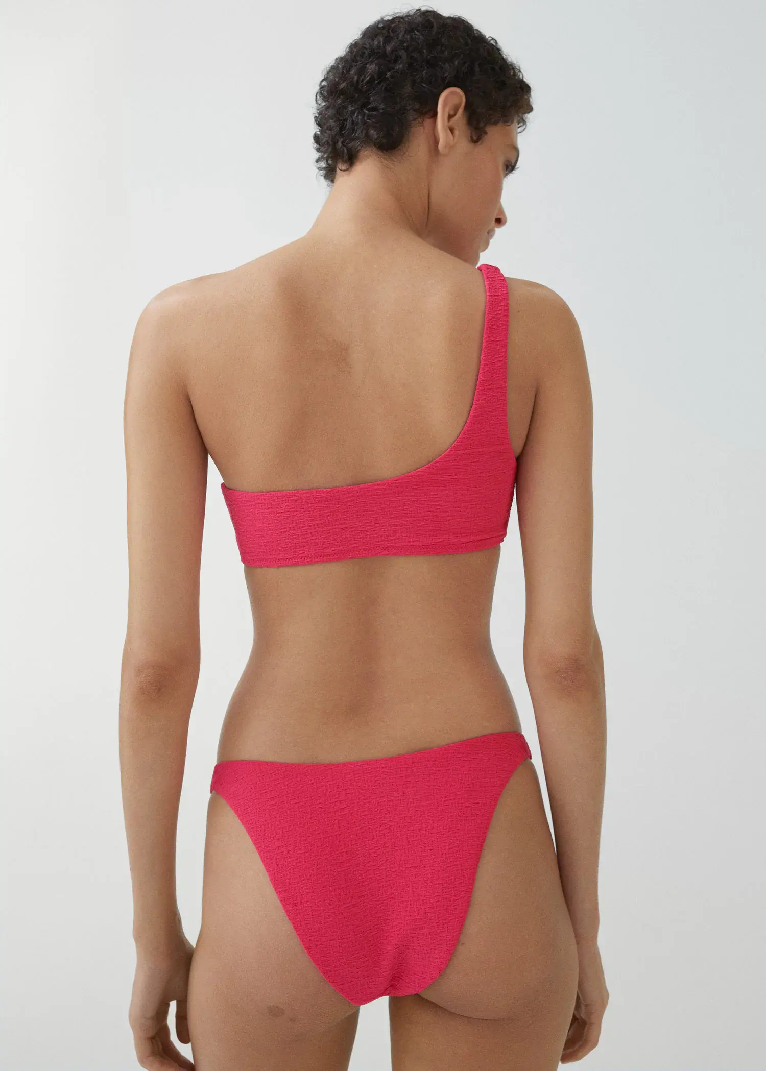 Mango Klassischer Bikini-Slip mit Textur. 3