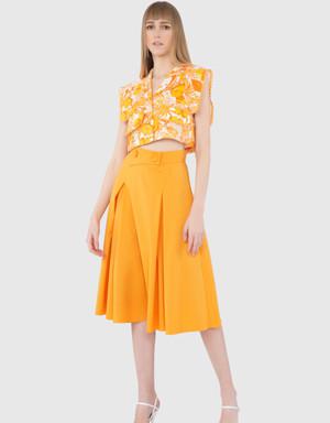 تنورة متوسطة الطول لون برتقالي بتصميم الخصر المرتفع مع إستخدام الأزرار