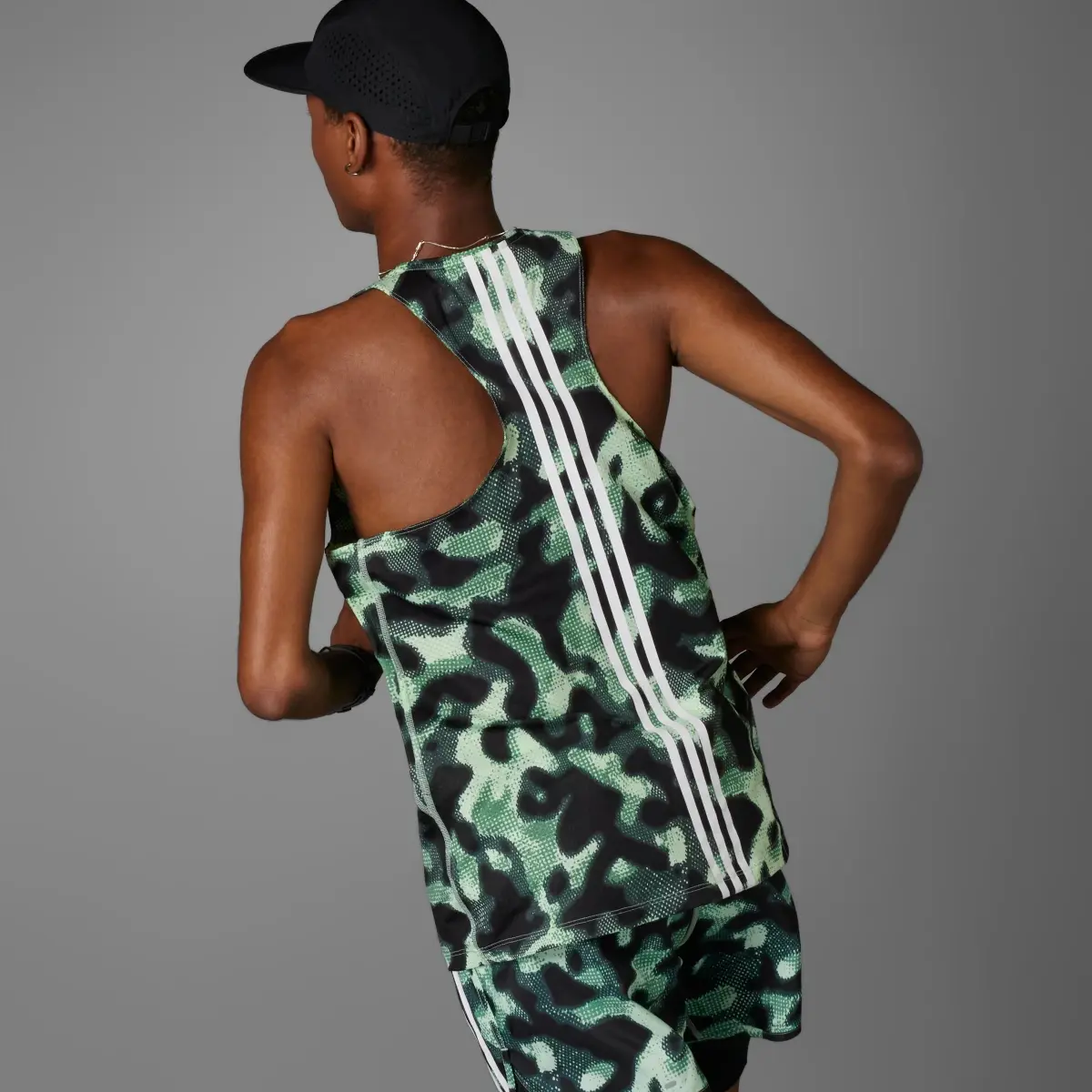 Adidas Playera sin Mangas Estampada Own the Run 3 Franjas. 2