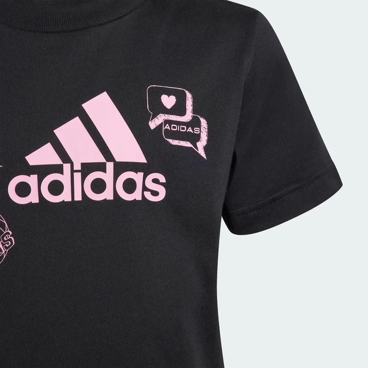 Adidas Playera Brand Love Estampada para Niños. 3