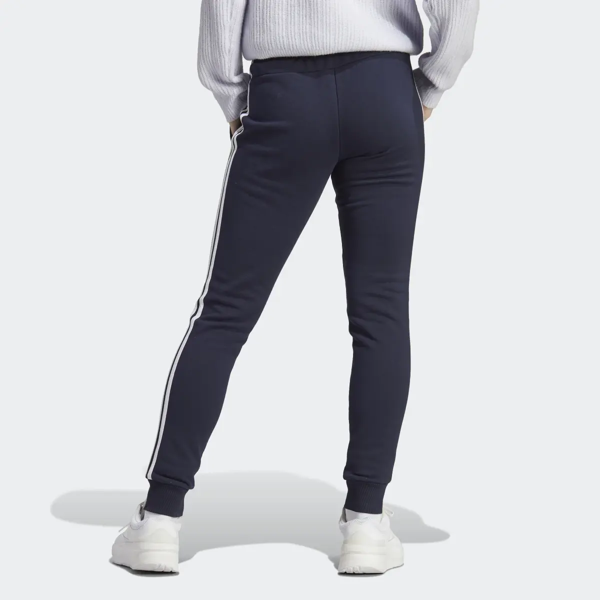 Adidas Pantalon fuselé en molleton à 3 bandes Essentials. 2