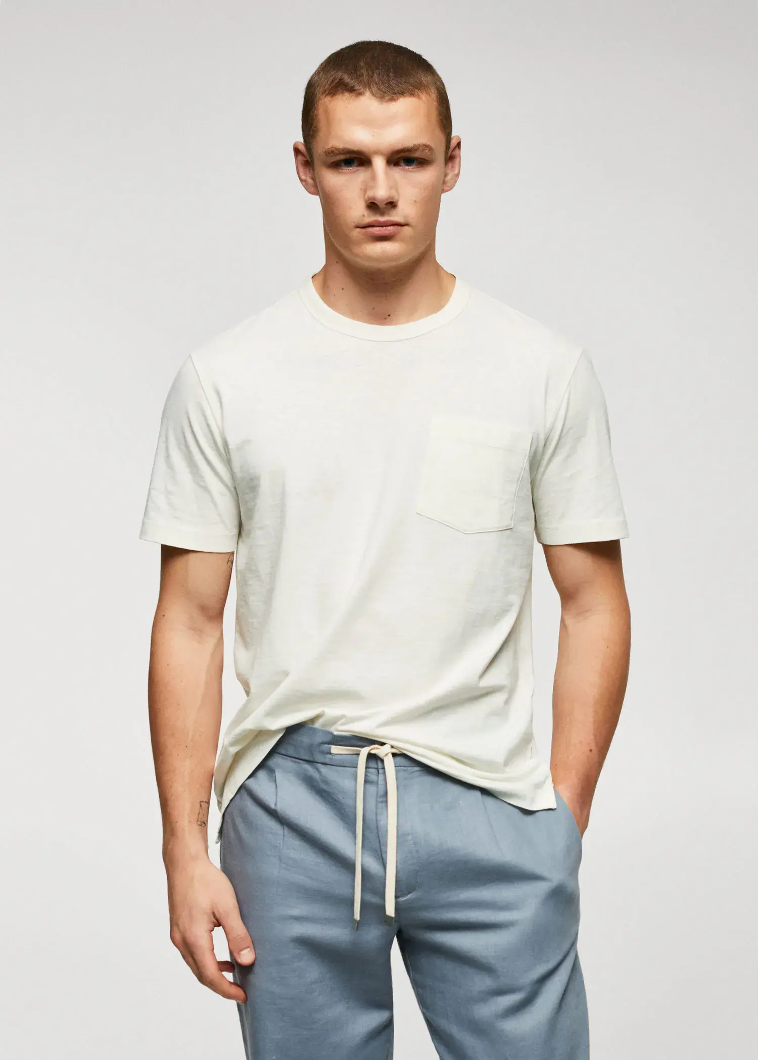 Mango 100% cotton t-shirt with pocket. a young man wearing a white t-shirt. 
