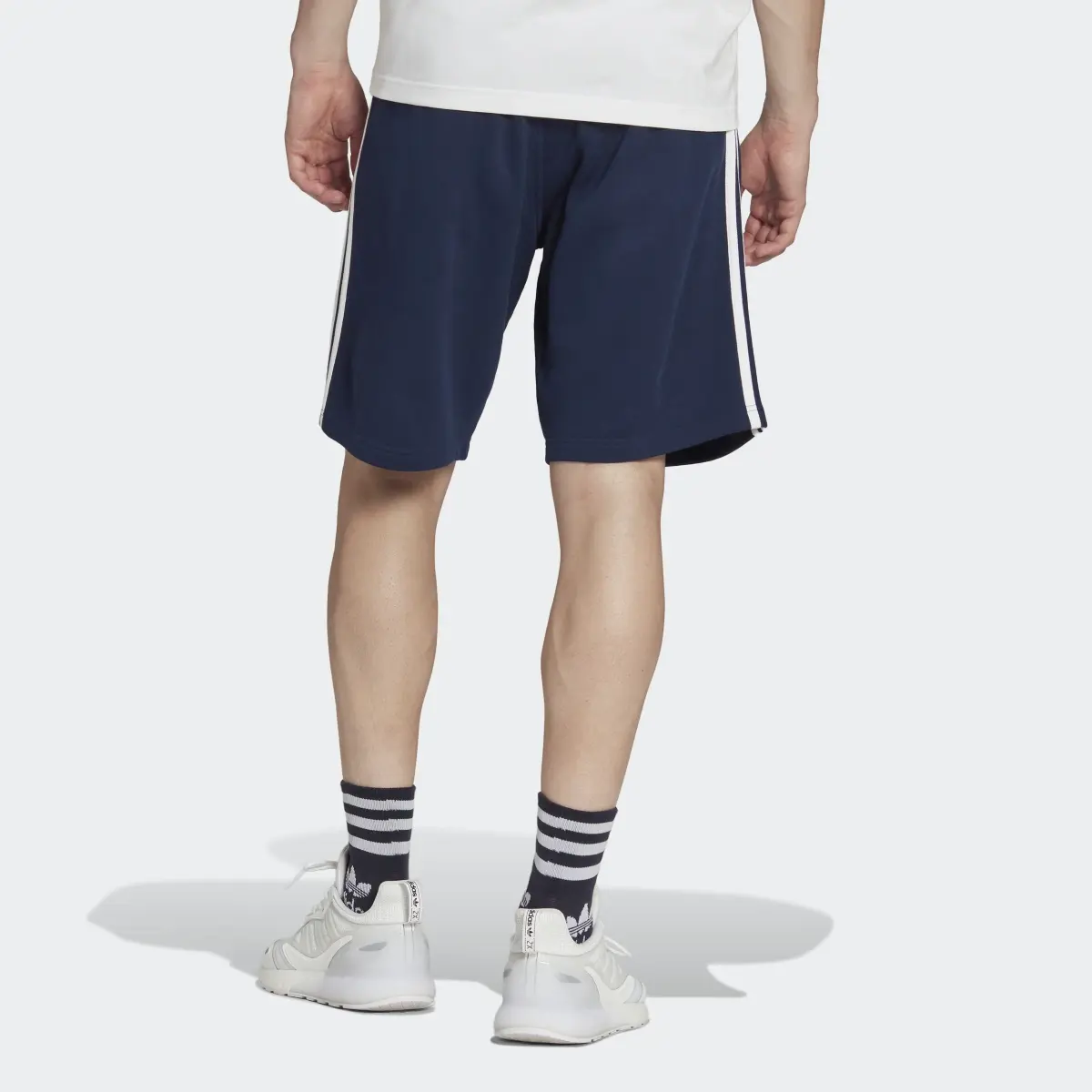 Adidas adicolor Classics 3-Streifen Sweat Shorts. 2