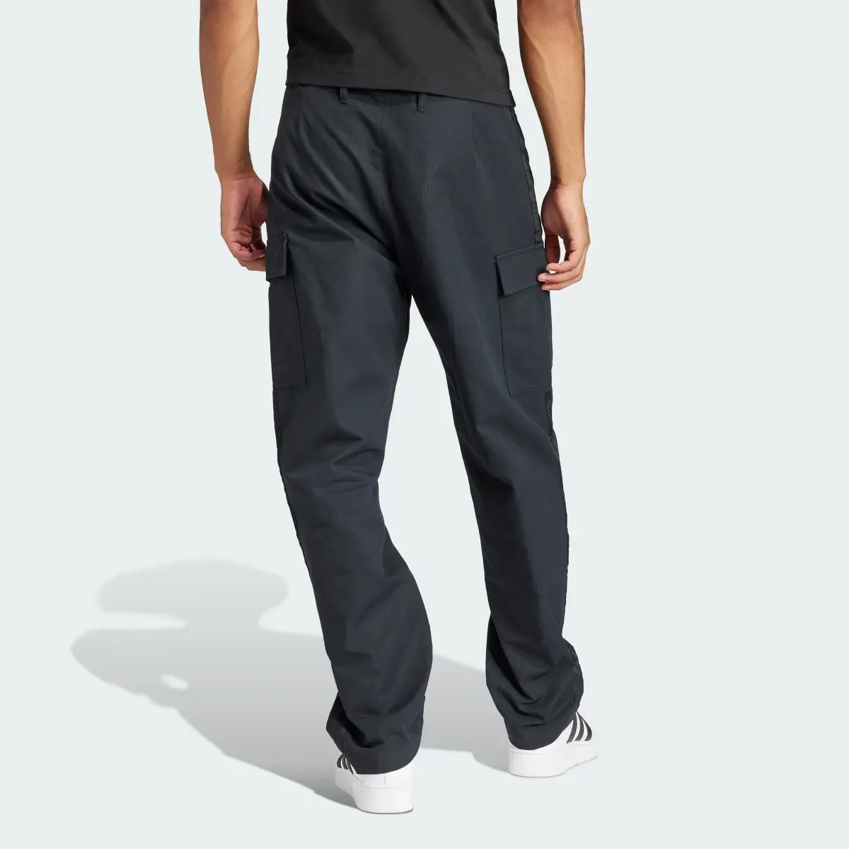 Adidas Pantalon Premium Essentials+ Cargo. 2