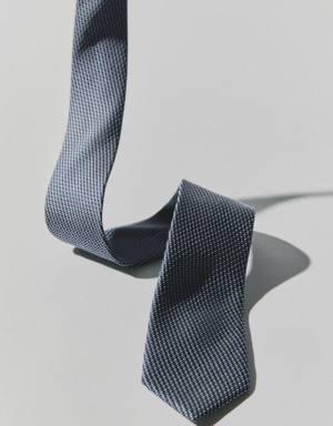 Crease-resistant structured tie