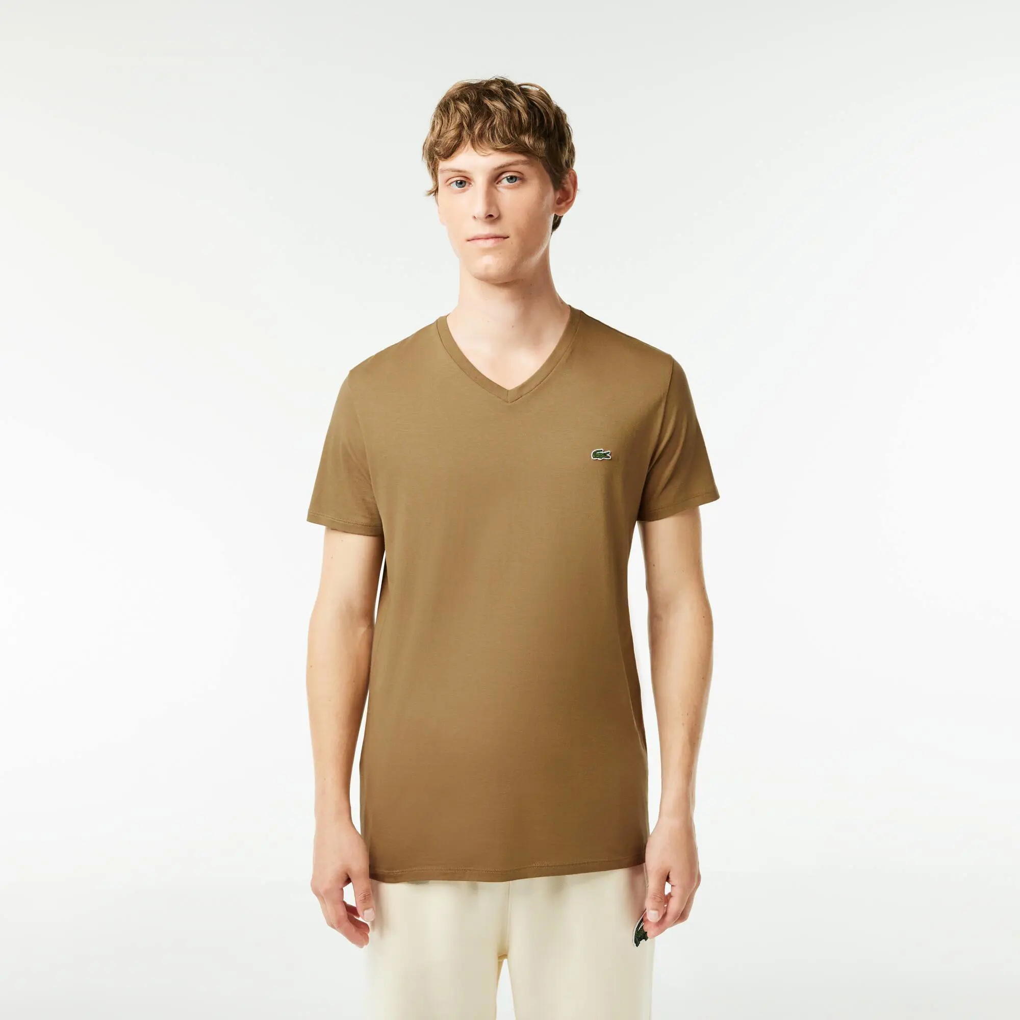 Lacoste T-shirt con collo a V in jersey di cotone Pima tinta unita. 1