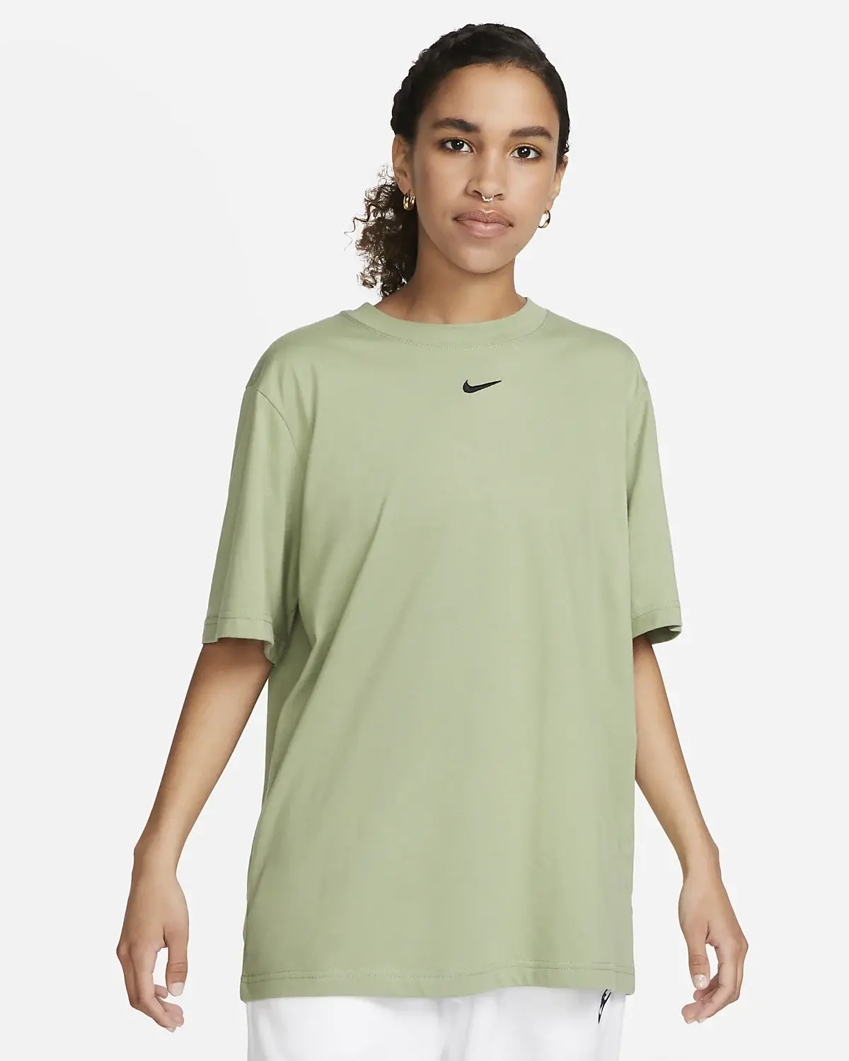 Nike Sportswear Essential. 1