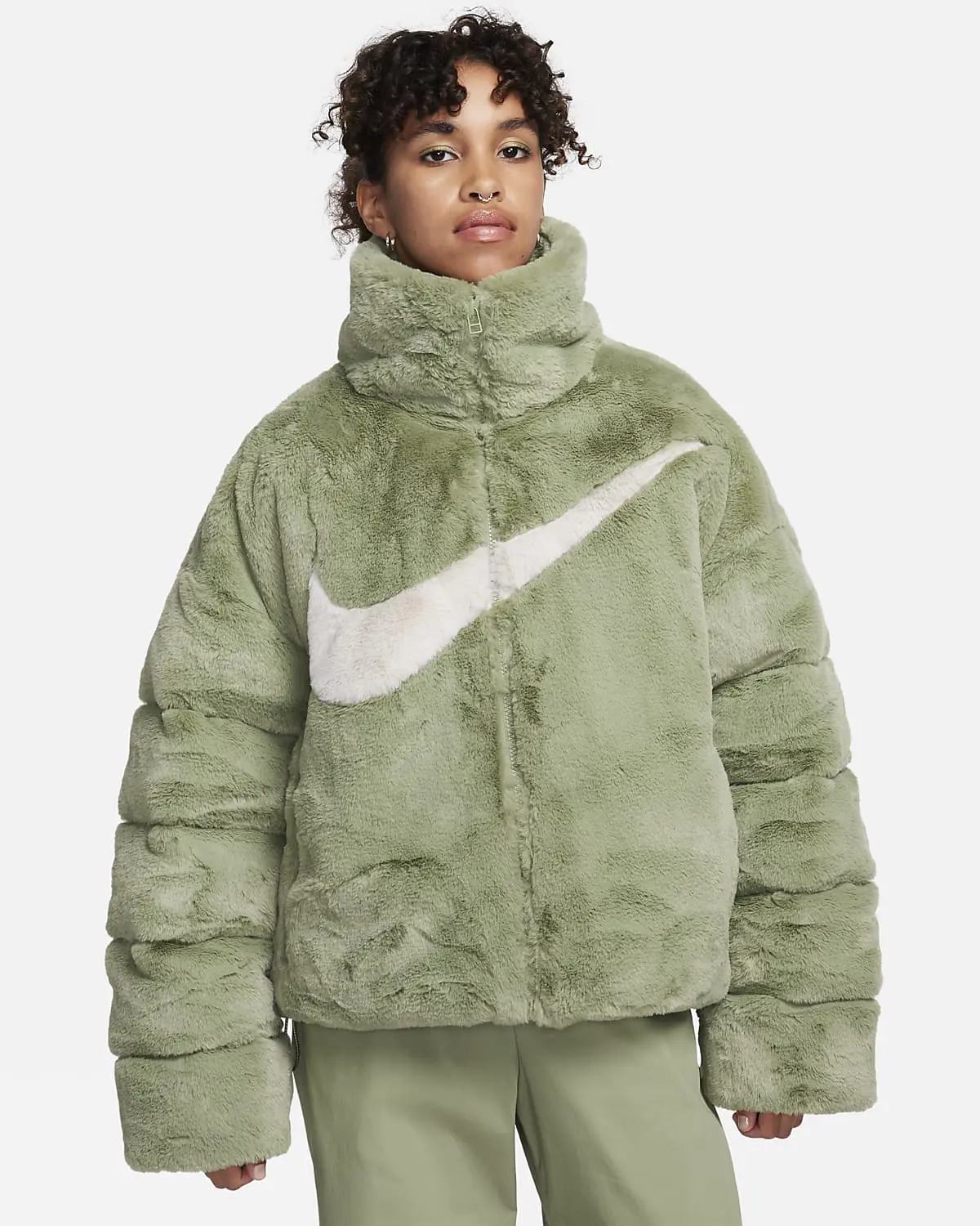 Nike Sportswear Essential. 1