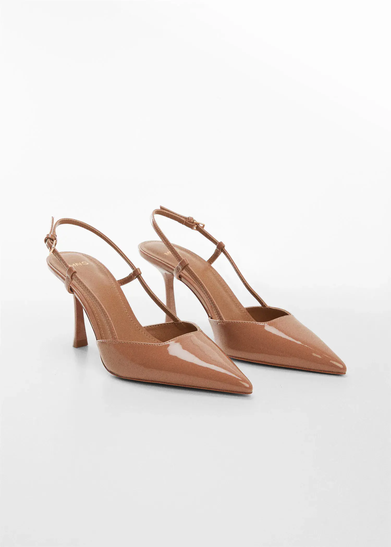 Mango Pointed toe shoe with heel. a close up of a pair of shoes on the ground 