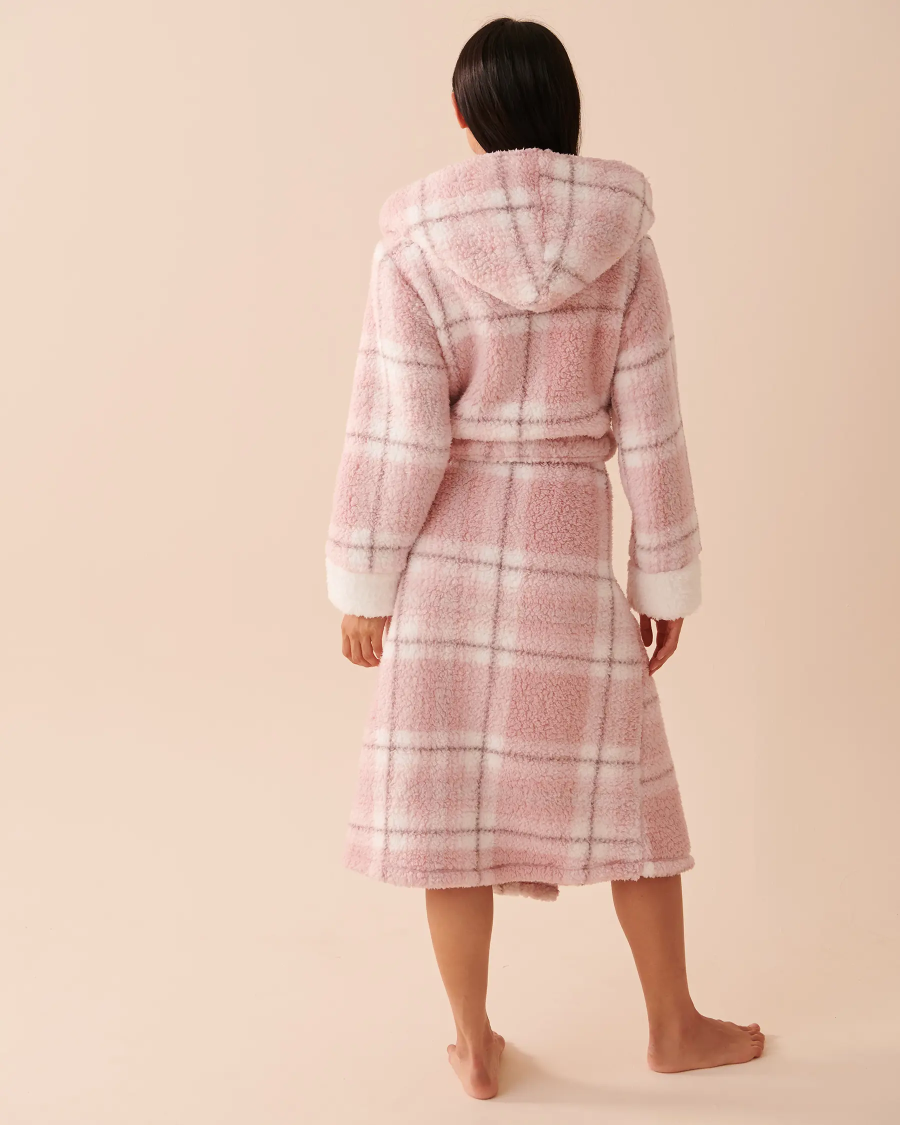 La Vie en Rose Sherpa Plaid Robe. 2