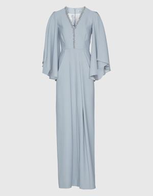 فستان رمادي طويل مزين بتفاصيل على مستوى الكم