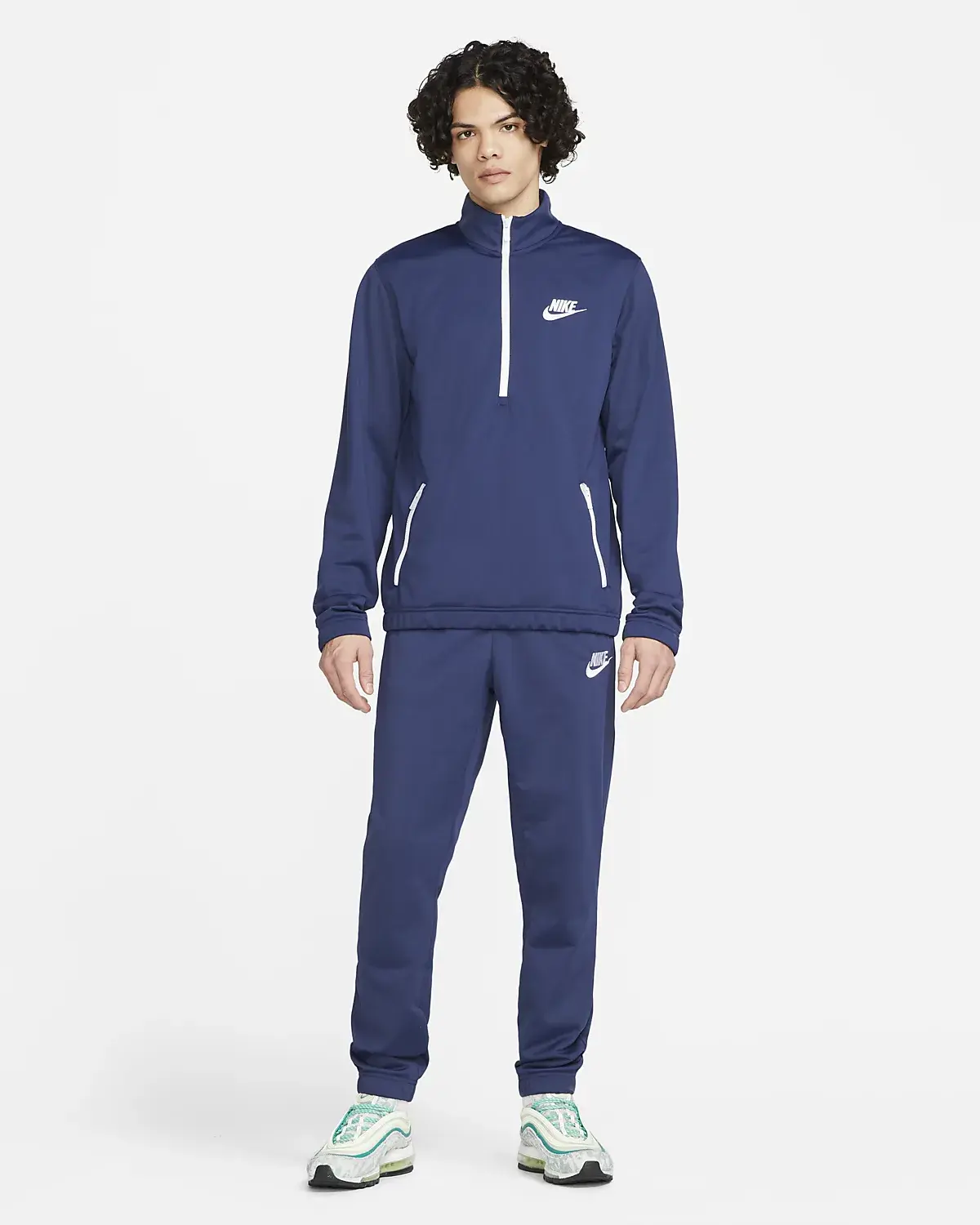 Nike Sportswear Sport Essentials. 1