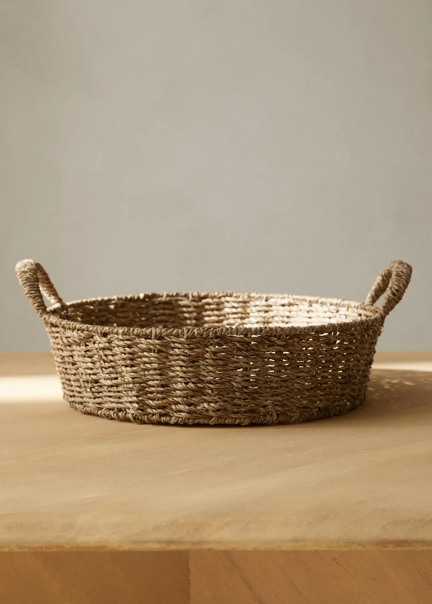 Mango Large round basket with handle. 1