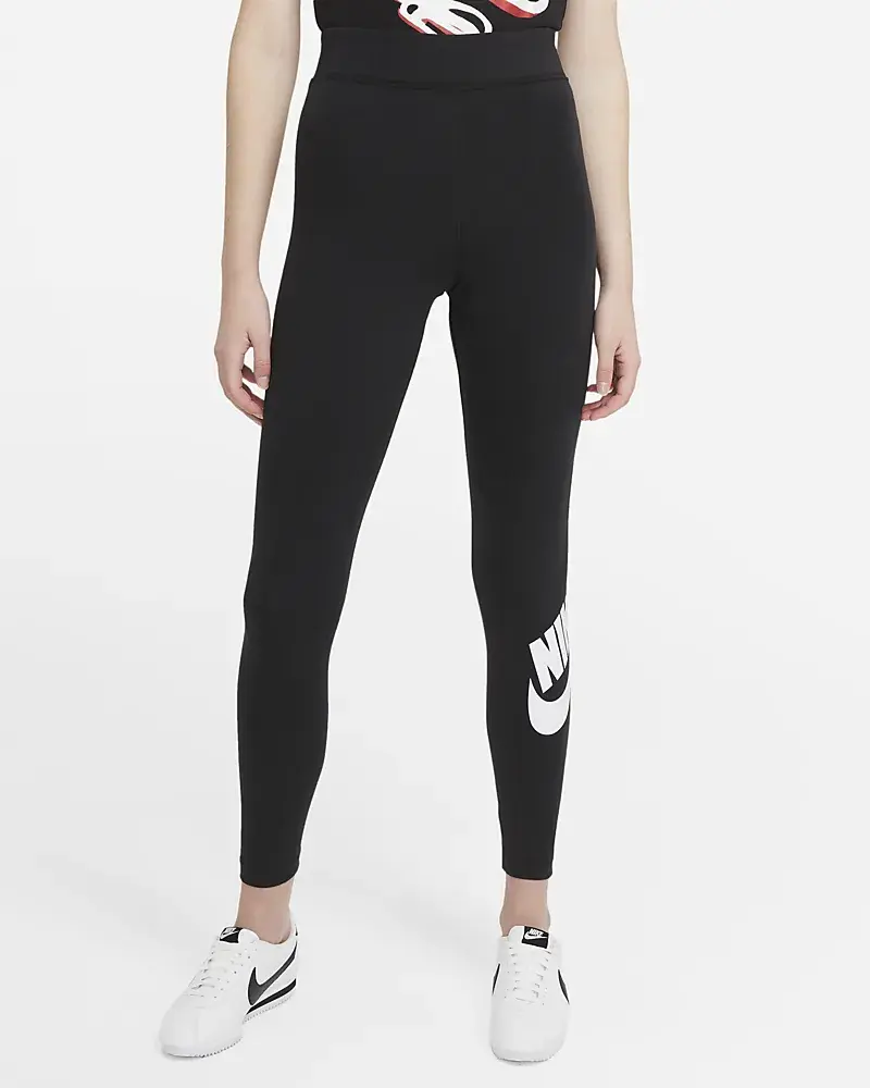 Nike Sportswear Essential. 1