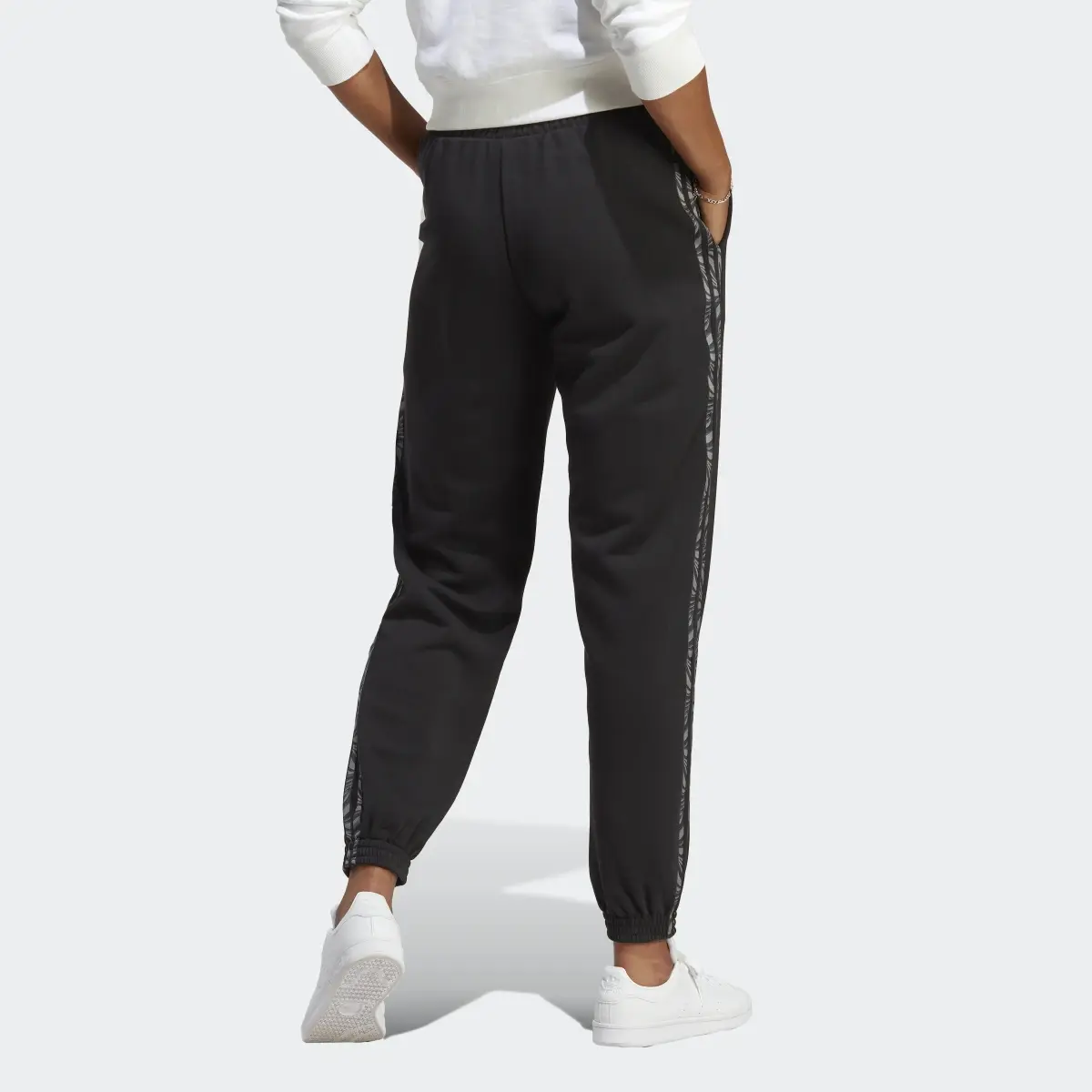 Adidas Pantalon de survêtement avec imprimé animal abstrait. 2