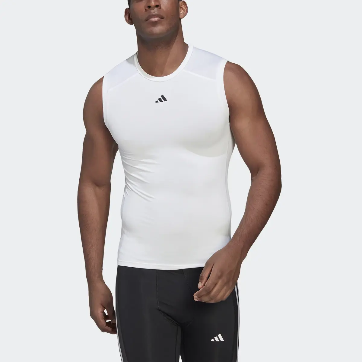 Adidas Playera Sin Mangas de Entrenamiento Techfit. 1