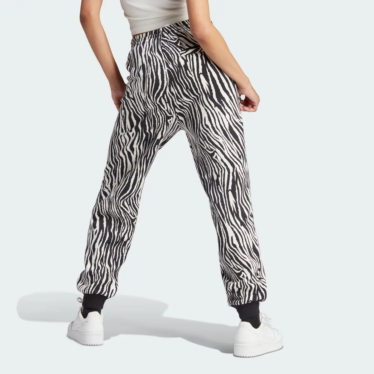 Adidas Pantaloni Allover Zebra Animal Print Essentials Joggers. 2