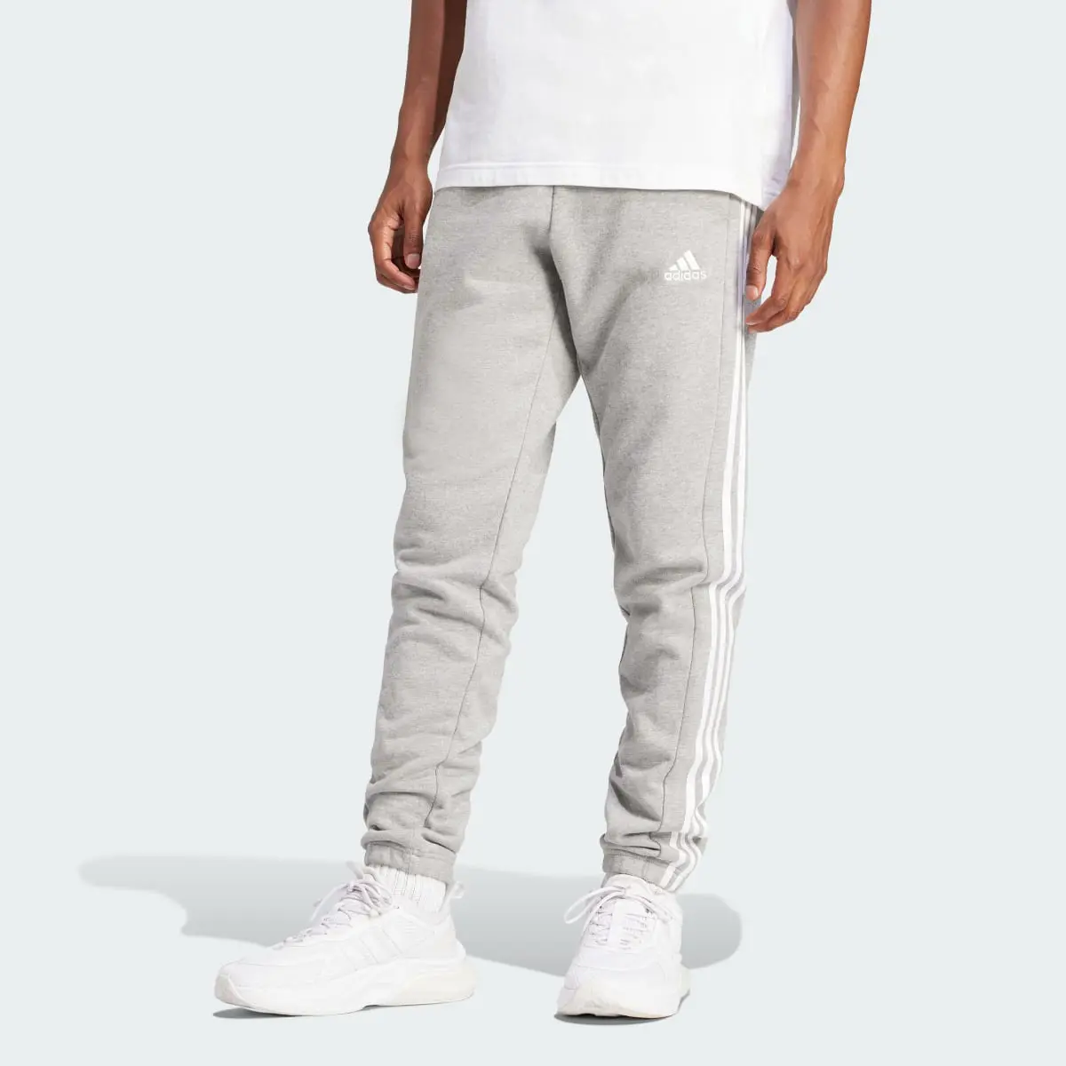 Adidas Pantalon fuselé en molleton aux chevilles élastiques et à 3 bandes Essentials. 1
