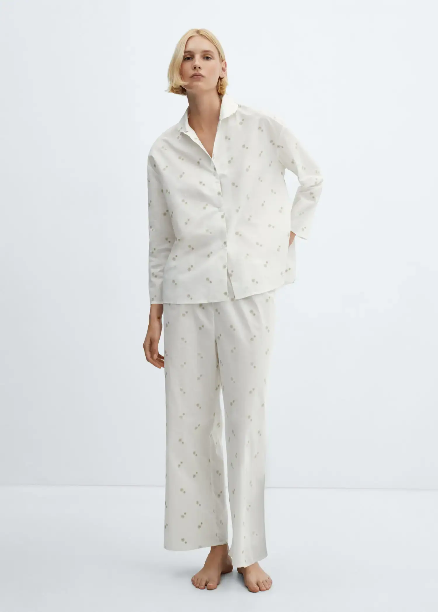Mango Koszula piżamowa z bawełny z kwiatowym haftem. 1