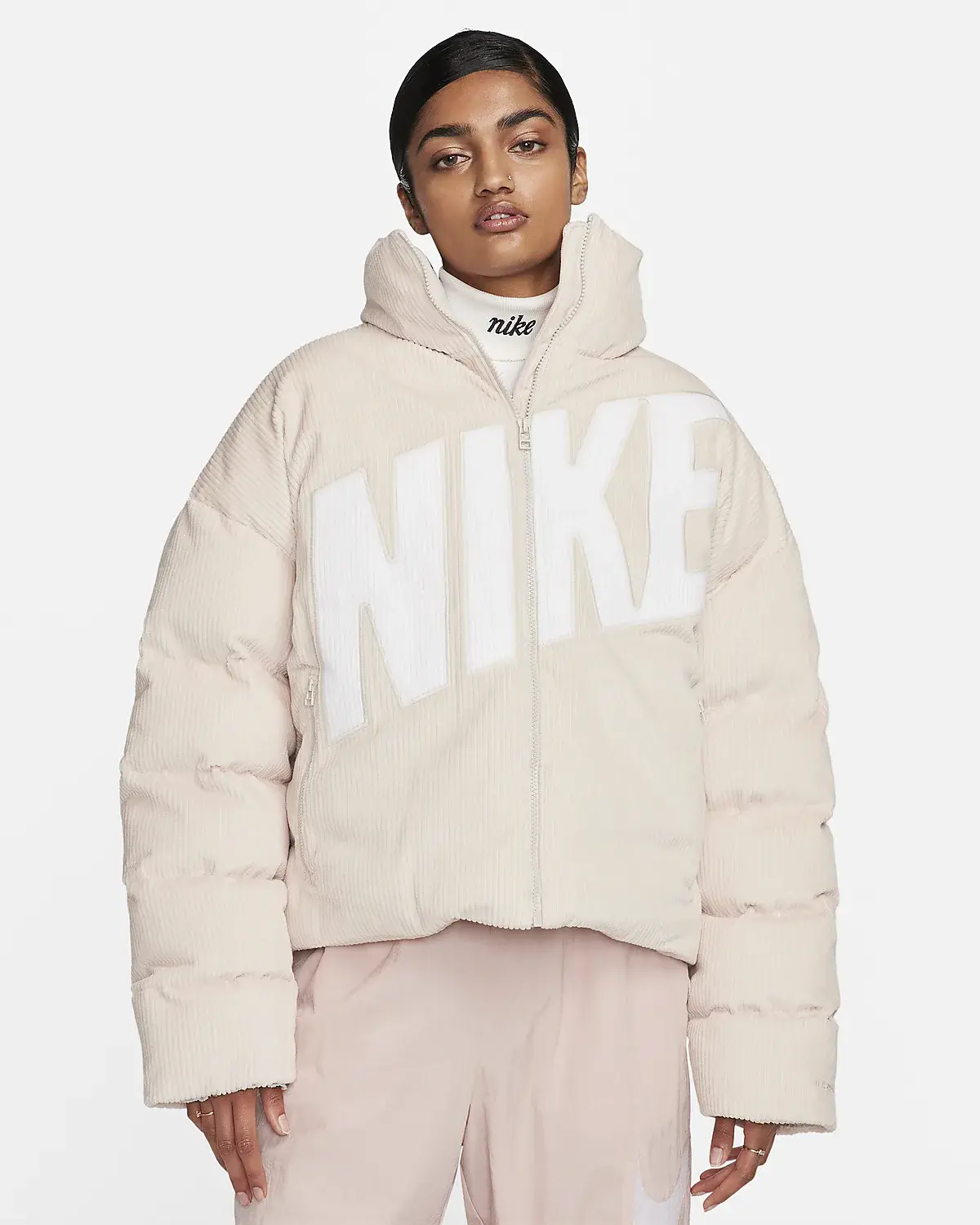 Nike Sportswear Essential. 1