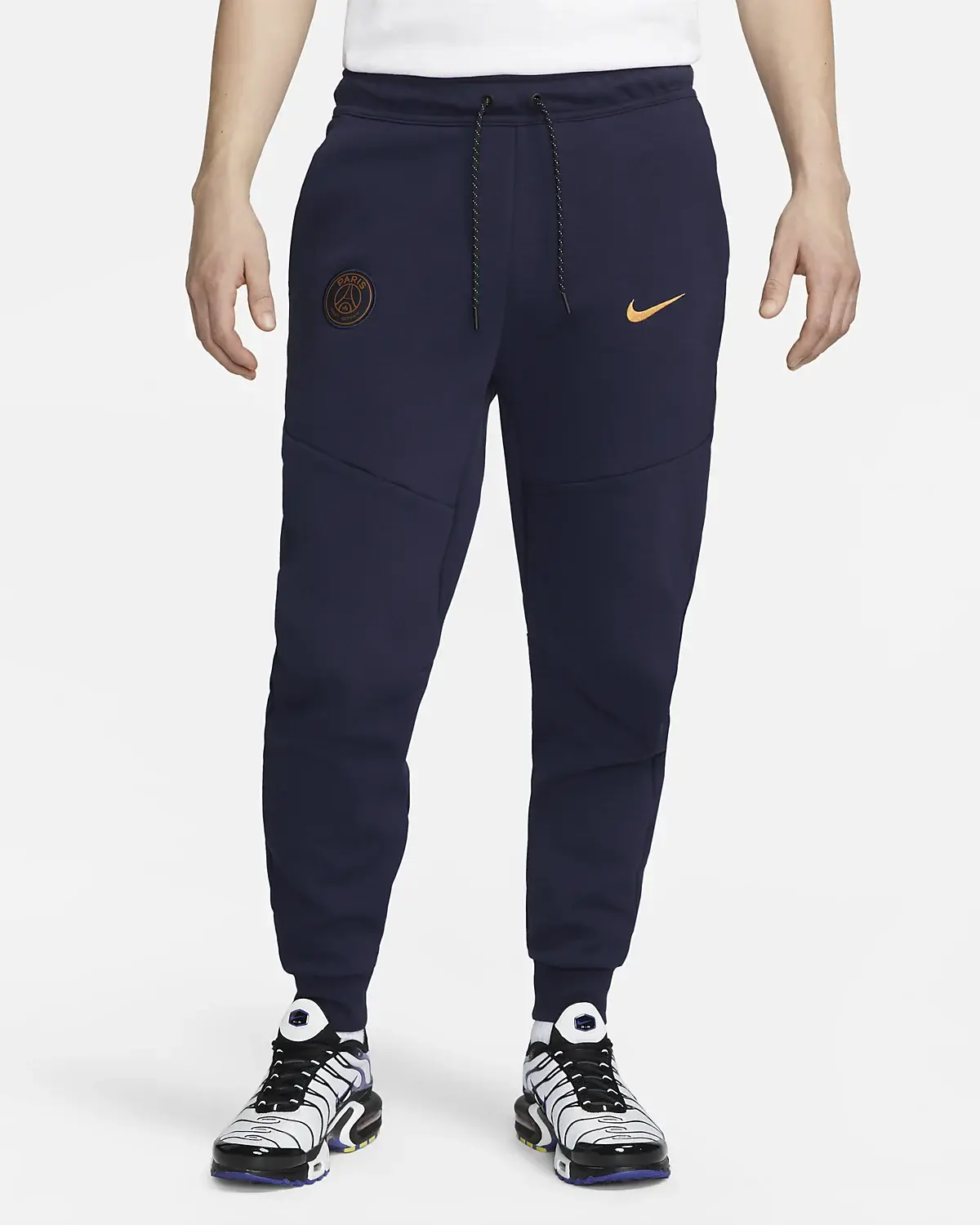 Nike París Saint-Germain Tech Fleece. 1