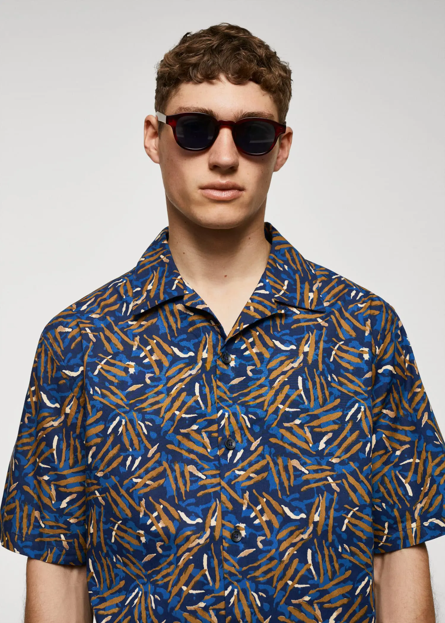 Mango 100% cotton bowling-collar shirt . a man wearing sunglasses standing in front of a white wall. 