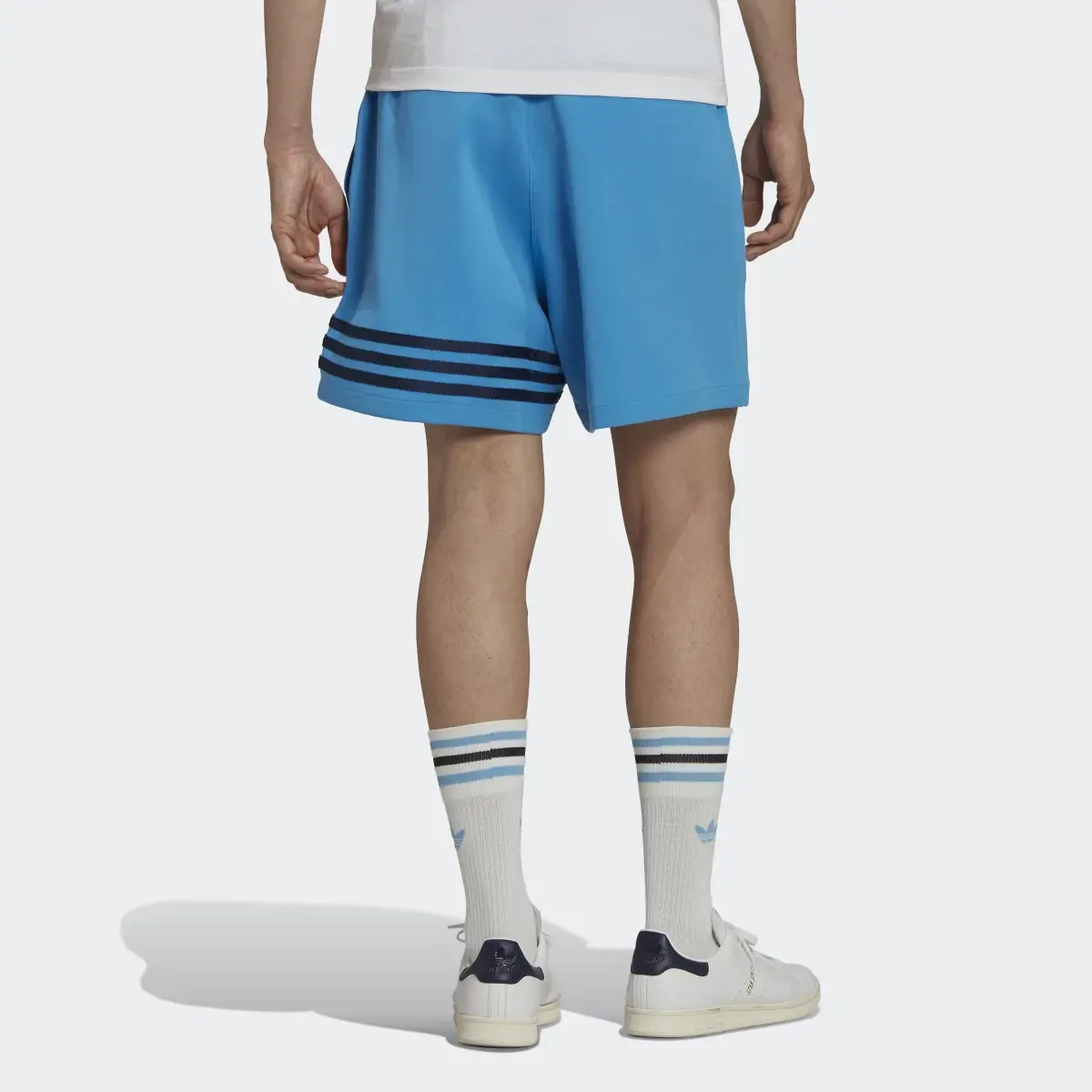 Adidas adicolor Neuclassics Shorts. 2