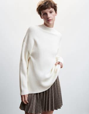 Prążkowany sweter z dekoltem pod szyję