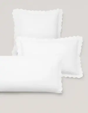 Poszewka na poduszkę z bawełny z haftowaną falbanką 45 x 110 cm