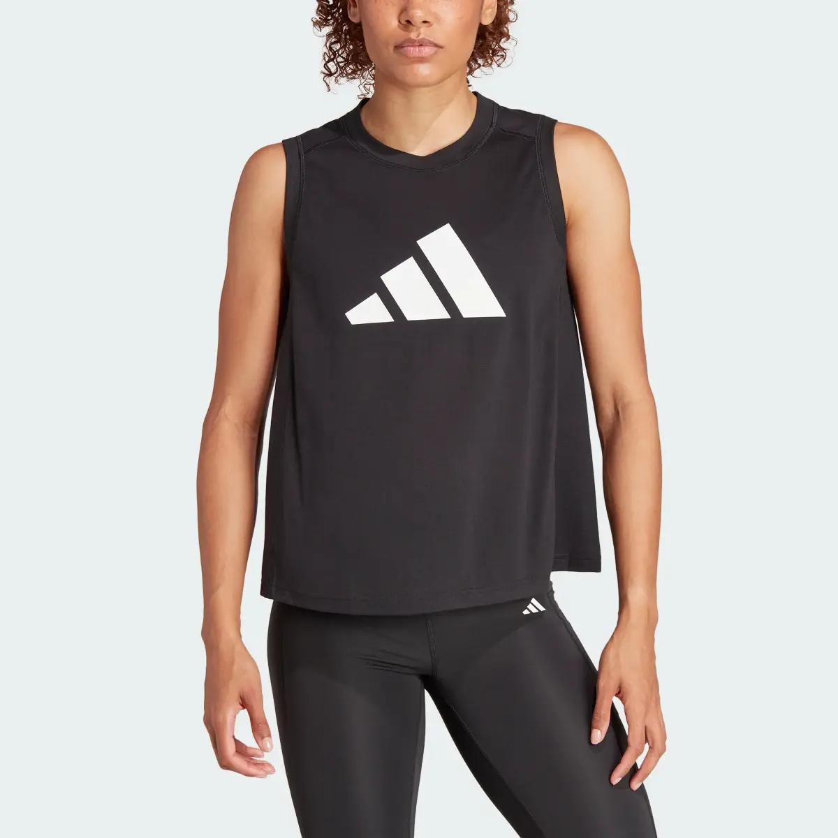 Adidas Playera sin Mangas de Entrenamiento Train Essentials Big Performance Logo. 1