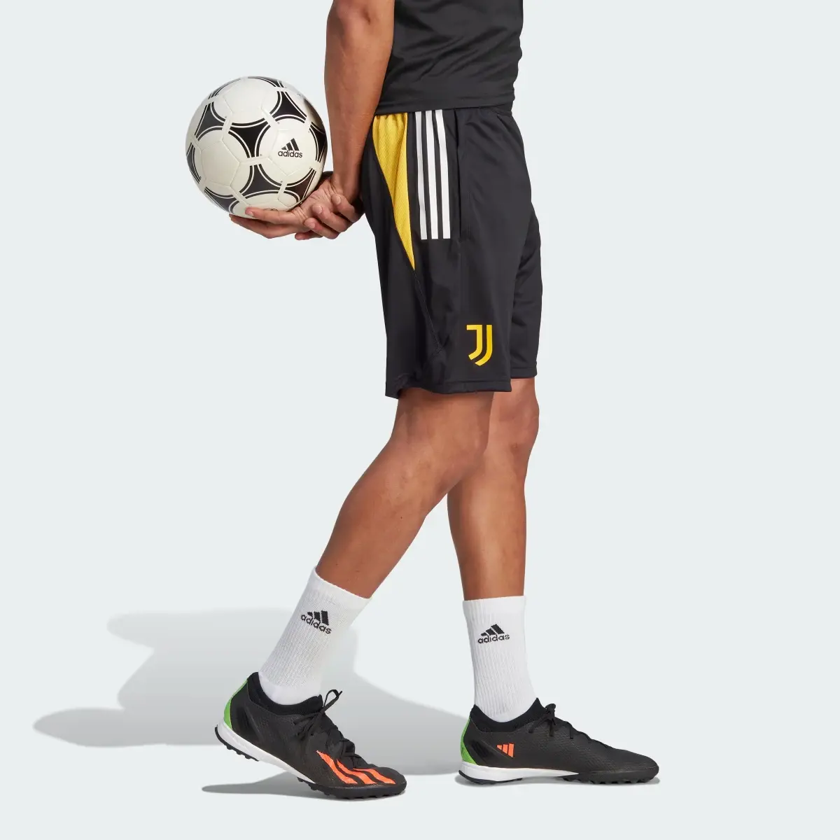 Adidas Juventus Tiro 23 Training Şortu. 3