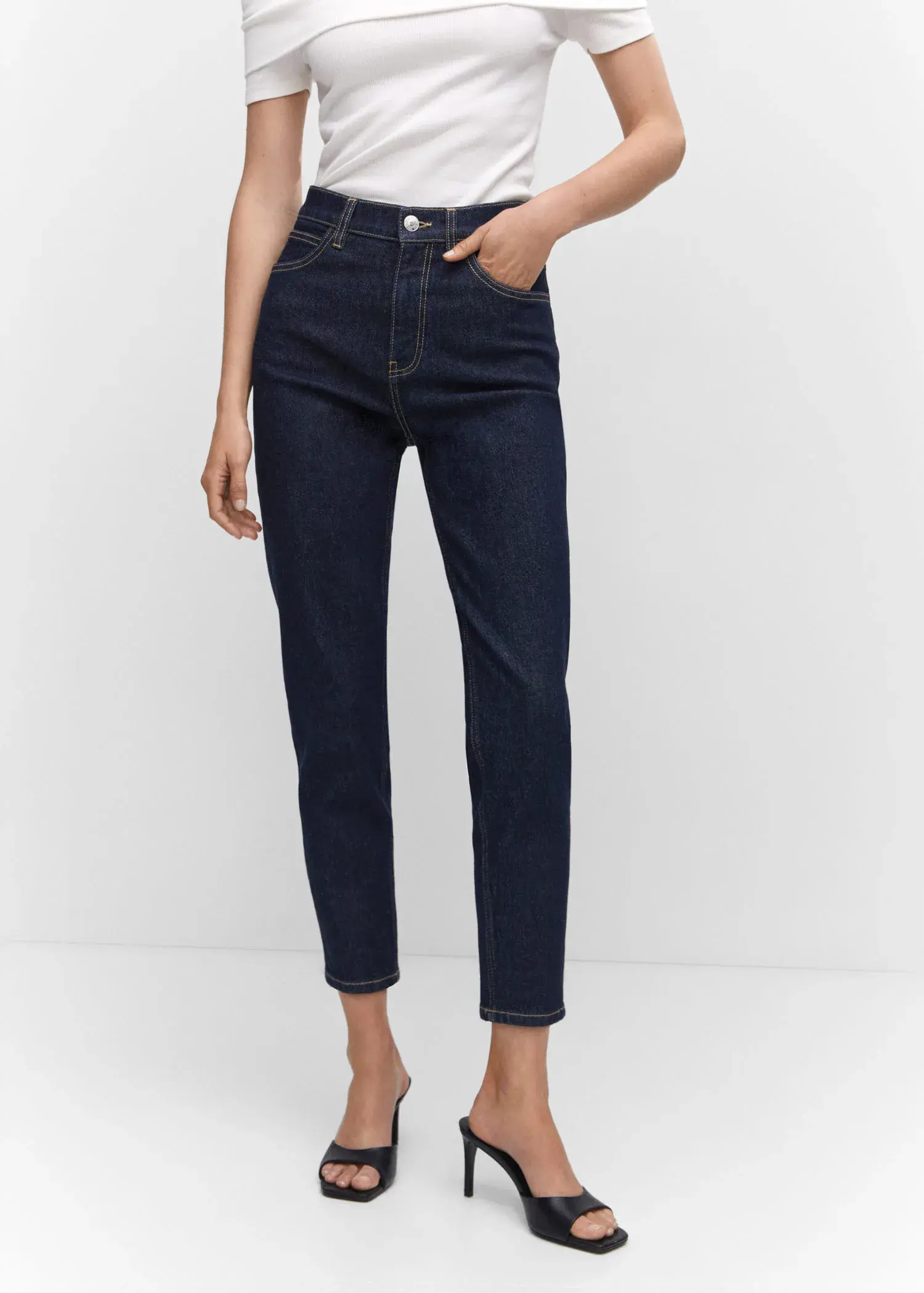 Mango Comfort Mom-Jeans mit hoher Bundhöhe. 1