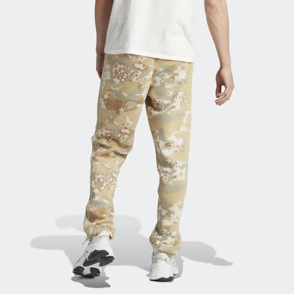 Adidas Graphics Camo Sweat Pants. 2