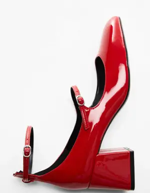 Patent leather-effect shoes with buckle