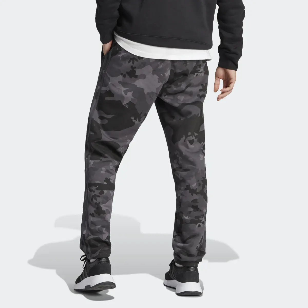 Adidas Pantalon de survêtement graphique à motif camouflage. 2